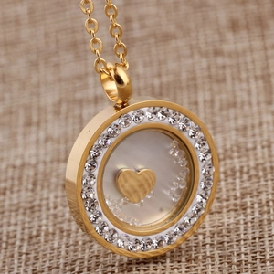 Vue macro d'un médaillon cœur flottant de 30 mm avec strass et finition dorée