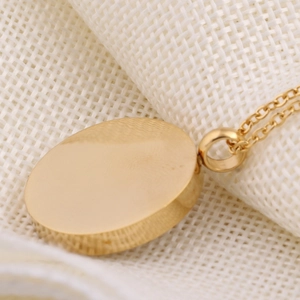 Collier chic 30mm en acier doré avec cœur évidé et pendentif rond serti de diamants