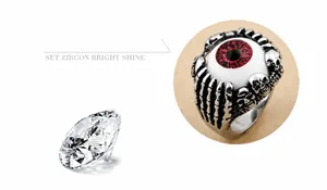 Λεπτομερής άποψη του δαχτυλιδιού evil eye που δείχνει το ένθετο ζιργκόν και το μεταλλικό οστό