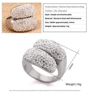 Vue détaillée de la bague en acier titane de 14mm avec incrustation complète de strass brillants