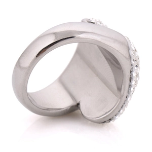 Bague large 14mm pour femme en acier titane argenté avec pavage diamants sur fond blanc