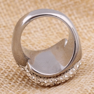 Gros plan détaillé du sertissage de cristaux sur la large bague en acier titane