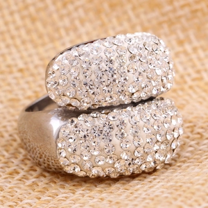 Macro de bague croisée en acier titane argenté avec un pavage de diamants double rang