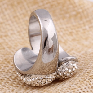 Vue détaillée d'une bague en acier titane argenté sertie de cristaux sur fond de lin