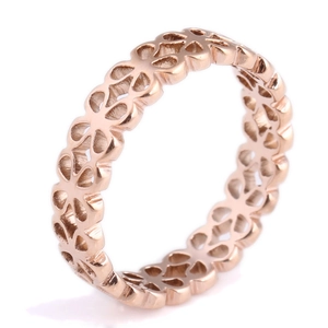 Minimalist 5mm rose gold ring with continuous hollow heart clover lace pattern