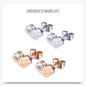 Detail van 10mm hart oorbellen met Love gravure en diamant in zilver en roségoud finish