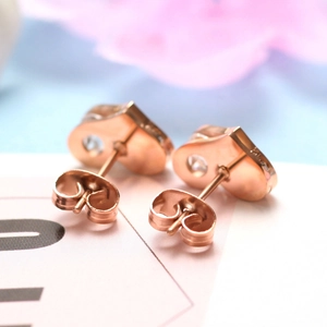 10mm hartvormige roségouden oorknopjes met diamanten en lasergraveerde liefdestekst