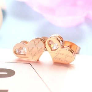 10mm hartvormige oorknopjes in roségoud met Love-gravure en sprankelende zirkonia