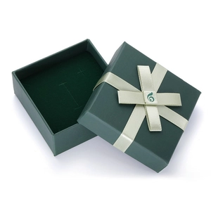 Scatola regalo quadrata verde bosco con nastro crema e interno in velluto