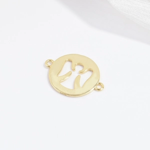 Vue macro du pendentif ange rond en argent S925 doré avec doubles anneaux de connexion