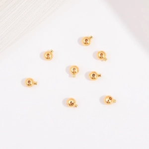 Acht vergoldete S925 Silber Quetschperlen für DIY Schmuck auf weißem Hintergrund