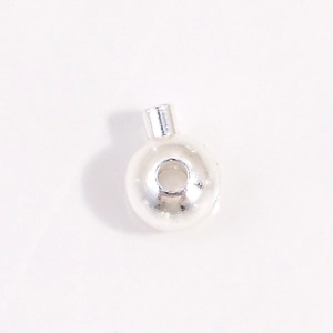 Makro-Detail einer S925 Sterling Silber Kugelklemmen-Perle für DIY Schmuckherstellung