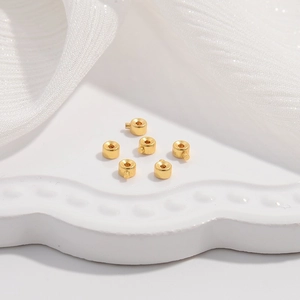 Makro-Detail von 6 vergoldeten S925 Sterling Silber Stopper-Perlen für DIY Schmuck