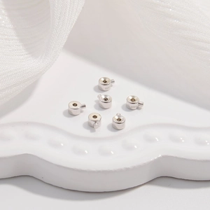 Detail-Makroansicht von S925 Sterling Silber Quetschperlen mit eingraviertem Stempel