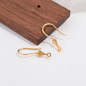 Matte gouden bloemvormige oorhaken met ringetje voor DIY sieraden maken