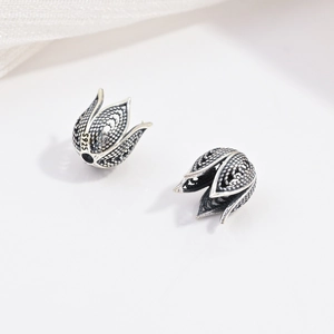 Dettaglio charm tulipano in argento sterling S925 con trama puntinata traforata