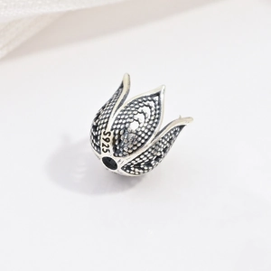 Vista macro dell'anello a forma di tulipano in argento sterling S925 con finitura vintage