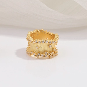 Anello vintage in argento S925 con finitura dorata, trama spazzolata e zirconi incastonati
