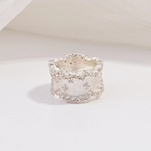 Dettaglio anello argento vintage con strisce verticali e zirconi incastonati