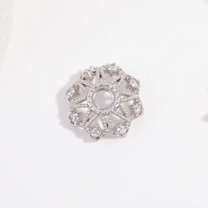 Makroansicht des S925 Silber Schneeflocken-Anhängers mit Zirkonia für DIY-Schmuck