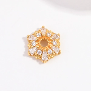 Nahaufnahme von schneeflockenförmigem vergoldetem Anhänger mit Zirkonia für Schmuck DIY