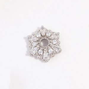 Makro-Detail von S925 Silber Schneeflocken-Perle mit Zirkon-Inlay für DIY-Schmuck