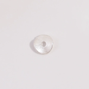 Dettaglio del copriperla opaco in argento S925 per la creazione di gioielli DIY