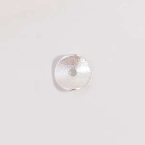 Vista macro del vassoio per perle in argento sterling S925 con trama martellata per gioielli