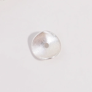 Vista macro dettagliata della coppetta in argento sterling S925 per perle con foro