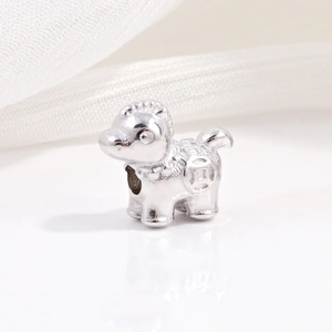 Macro-detail van S925 zilveren paardenbedel met traditionele Chinese patronen