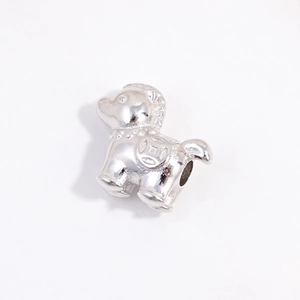 Macro-opname van de S925 sterling zilveren paardenbedel met traditionele muntpatronen