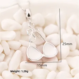 Macro detail van S925 zilveren bikini hanger met 25x15mm afmetingen en 1,28g gewicht