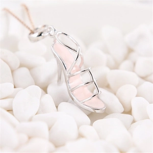 Macro-opname van S925 zilveren hoge hak hanger met roze emaille en ingelegde zirkoon