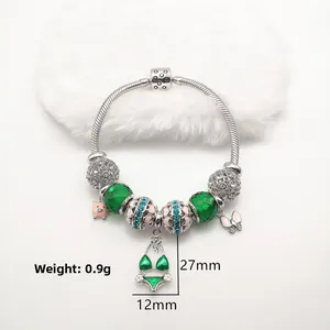 Detail van de 27mm gestreepte bikini-bedel aan een zilveren bedelarmband
