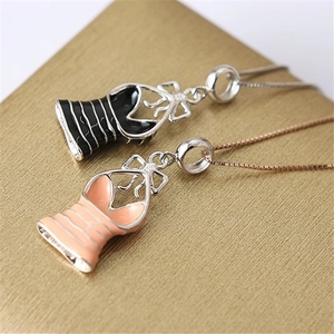 Macro-opname van S925 zilveren bikini hangers met gekleurde emaille strepen en strikjes