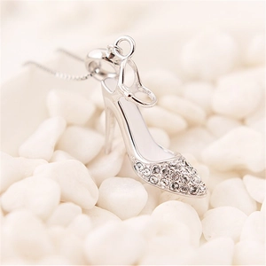 Detail van S925 zilveren hoge hak hanger met zirkonia op witte kiezels voor vrouwen