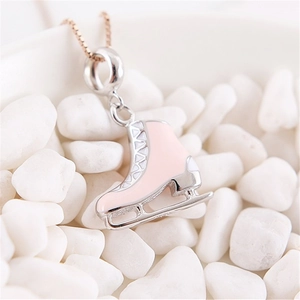 Macro-opname van S925 zilveren roze emaille schaats hanger op witte steentjes