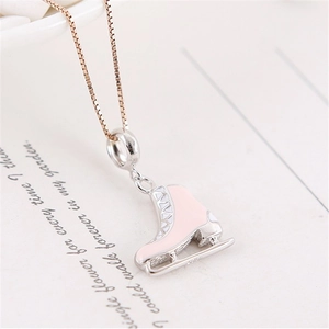 Detail van roze emaille rolschaatshanger met roségouden boxketting en zirkonia-steentjes