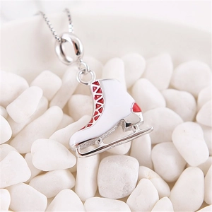 S925 zilveren schaats hanger met wit emaille en rode accenten aan een fijne zilveren ketting