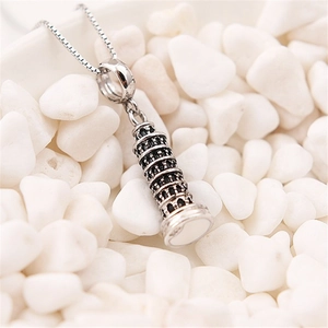 Macro-opname van S925 zilveren Toren van Pisa hanger met reliëfdetails aan een boxketting
