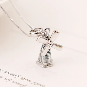 Macro-opname van een S925 sterling zilveren windmolenhanger met fijne venetiaanse ketting
