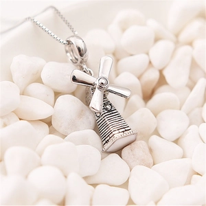 Minimalistische S925 zilveren ketting met molen hanger op witte rivierstenen