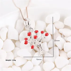 S925 zilveren levensboom hanger met rood emaille aan een fijne box chain ketting voor