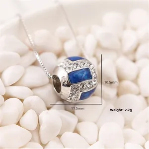 Ciondolo in argento S925 con smalto blu e pietre di zircone su una catenina