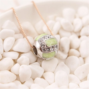 Dettaglio ciondolo in argento S925 con smalto verde e zirconi su catena oro rosa