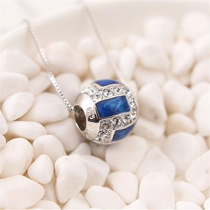Macro di un ciondolo in argento S925 con smalto blu e pietre di zircone scintillanti
