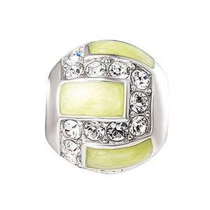 Dettaglio macro dello charm in argento S925 con smalto verde e intarsio di zirconi