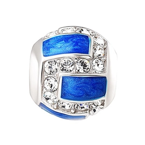 Dettaglio dello charm in argento con smalto blu a onde e piccoli cristalli bianchi