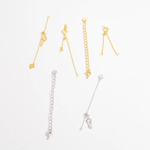 Detalle de cadenas de extensión ajustables de plata S925 con dijes de corazón y cierres