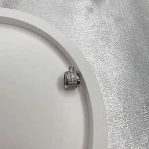 Polierte S925 Silber Zylinderperle mit Zirkonia Mikropavé auf weißem Display